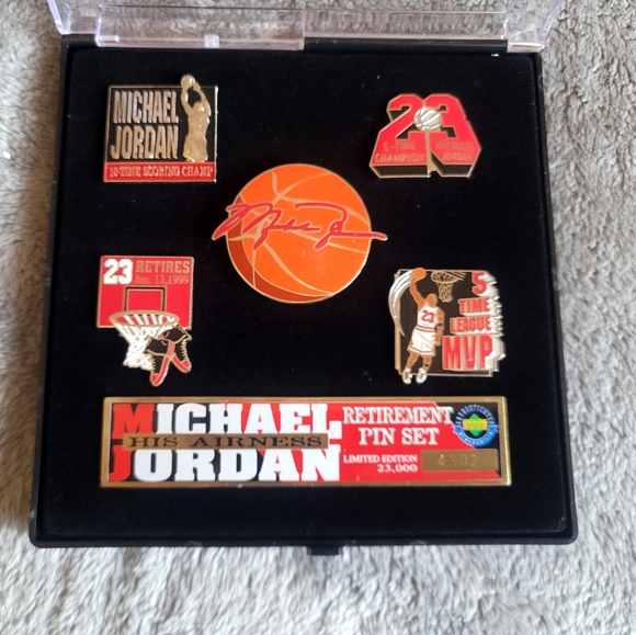 MICHAEL JORDAN Retirement Pin Set (4302/23000) - Picture 5 of 5